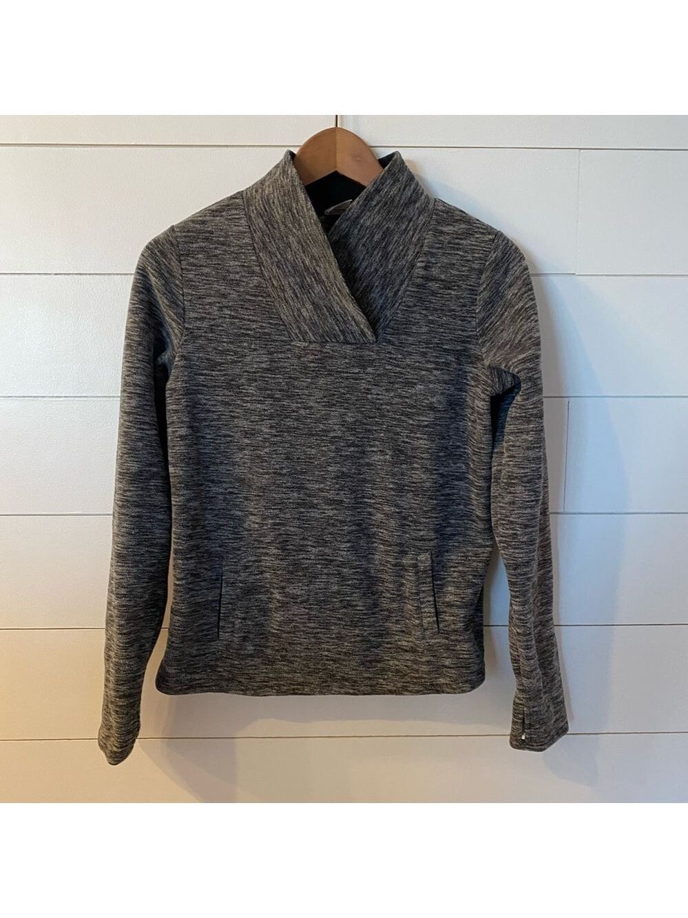 Girls Athletic works sweatshirt. 2 front pockets and thumb holes size XL 14-16